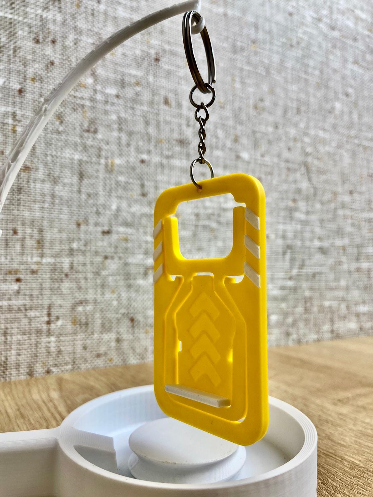 Sarı anahtarlık, telefon tutacağı.